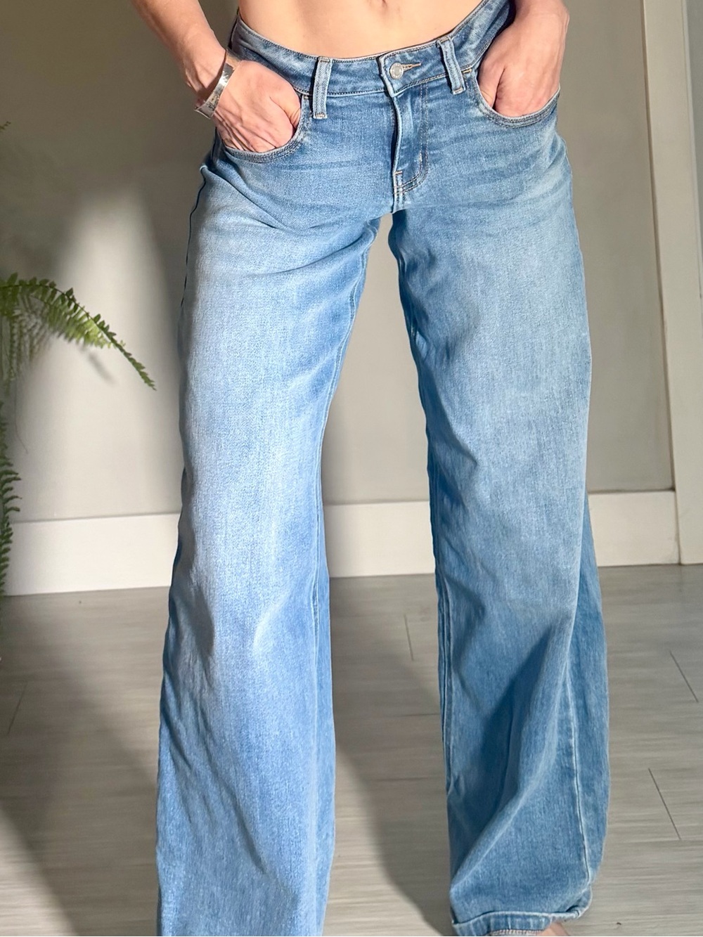 Cello Mid-Rise Wide Leg Jeans Size 27 – Like New